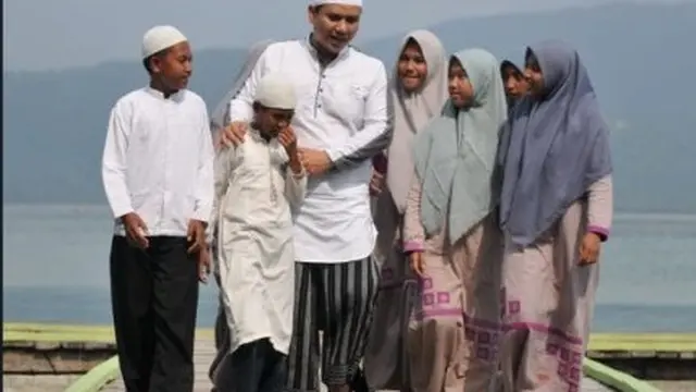 Fadly Padi Reborn bersama santri Pesantren Daarut Tarmizi.