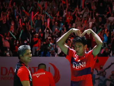 Selebrasi tunggal putra Indonesia, Chico Aura Dwi Wardoyo setelah mengalahkan Ng Ka Long Angus di semifinal Indonesia Masters 2023 yang berlangsung di Istora Senayan, Jakarta, Sabtu (28/1/2023). Pada partai final, Chico akan menghadapi sesama pebulutangkis Tanah Air, Jonatan Christie. (Bola.com/M Iqbal Ichsan)