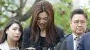 Mantan eksekutif senior Korea Air, Cho Hyun-min dengan kepala tertunduk meminta maaf ketika tiba di kantor polisi Seoul, Selasa (1/5). Cho meminta maaf atas insiden melemparkan minuman di wajah orang pada pertemuan April lalu. (AP/Ahn Young-joon)