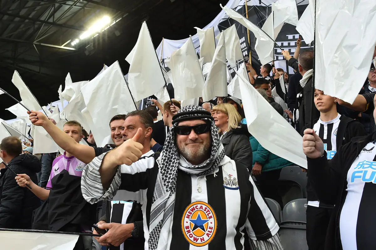 Foto: Pangeran Datang, Suporter Newcastle Ramai-ramai Memakai Sorban