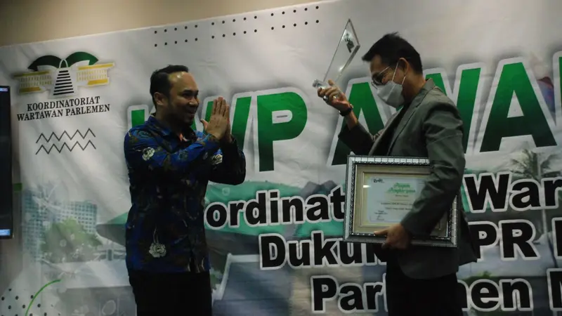 Anggota Komisi VII DPR RI Herman Herry meraih penghargaan sebagai 'Legislator Lifetime Achievement' dalam ajang Koordinatoriat Wartawan Parlemen (KWP) Award 2023.