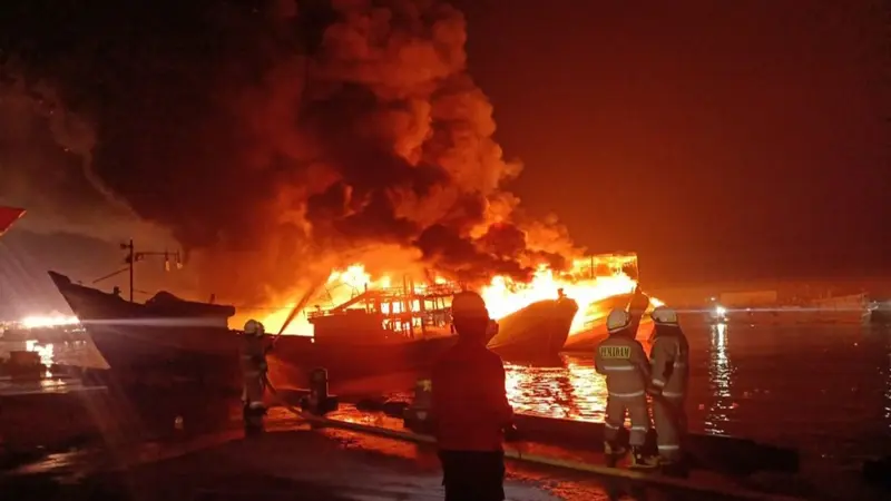 Kebakaran Kapal di Muara Baru, Jakarta Utara.