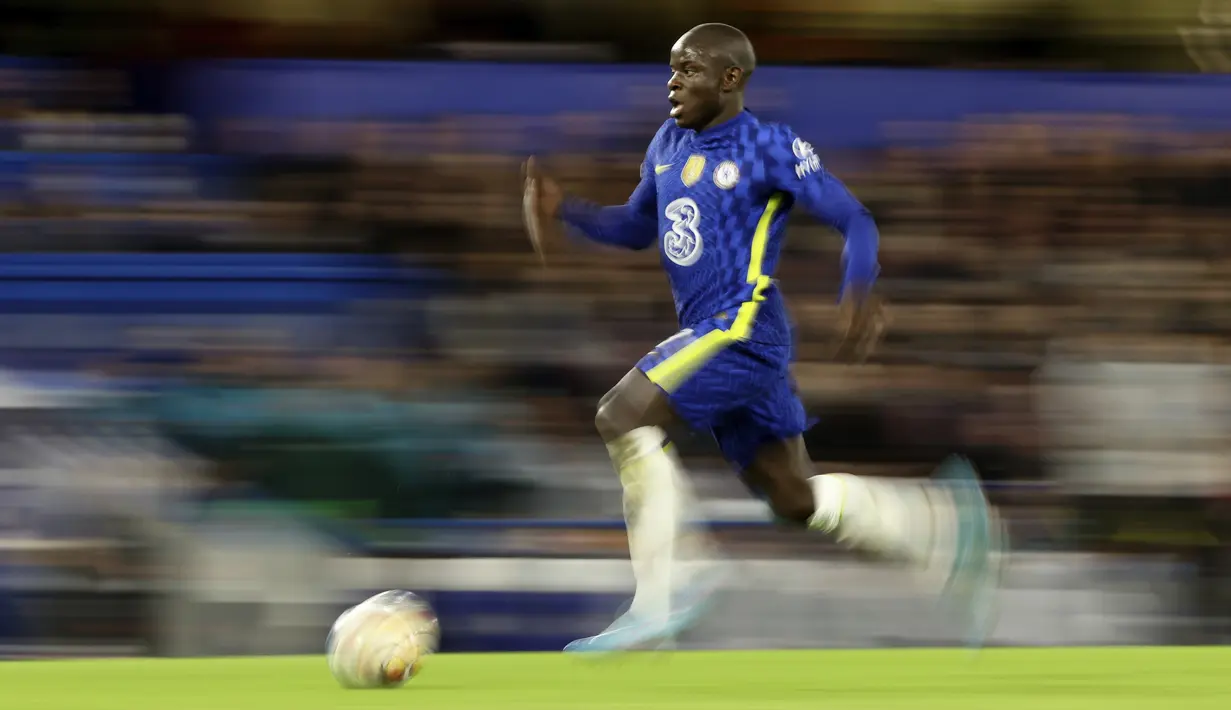 Gelandang Chelsea, N'Golo Kante membawa bola saat bertanding melawan Lille pada pertandingan leg pertama Liga Champions di Stamford Bridge, London, Rabu (23/2/2022). Chelsea menang atas Lille 2-0. (AP Photo/Ian Walton)