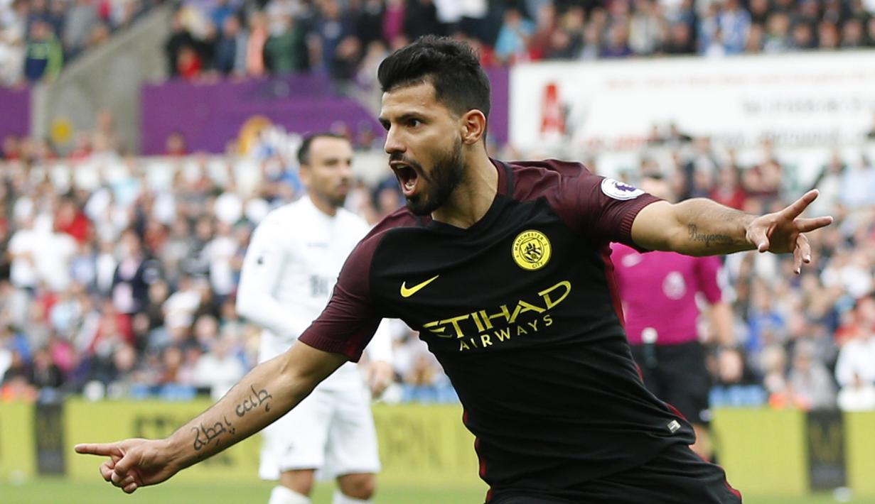 Pemain Manchester City, Sergio Aguero merayakan golnya ke gawang Swansea City pada lanjutan Premier League di Stadion Liberty, Swansea, Sabtu (24/9/2016). (AFP/Adrian Dennis)
