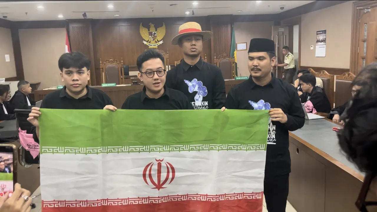 Delpedro dkk Bentangkan Bendera Iran di Persidangan