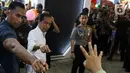 Usai meresmikan pembukaan Jakarta Fair 2024, Presiden Jokowi menyempatkan meninjau dan menyapa masyarakat. (Liputan6.com/Herman Zakharia)