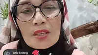 Lagi siaran langsung di TikTok, Nursyah ibunda Indah Permatasari mati-matian menahan emosi saat netizen bernama Arie Kriting nyawer setangkai mawar. (Foto: Dok. TikTik @nursyahgarden)
