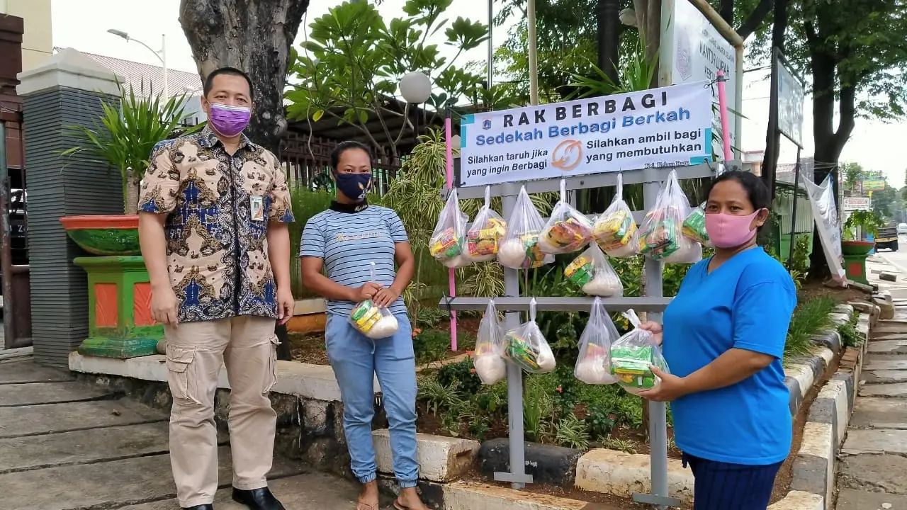 Saling Bantu Lawan Pandemi, Kelurahan Kebon Baru Bikin Rak Berbagi Isi Sembako