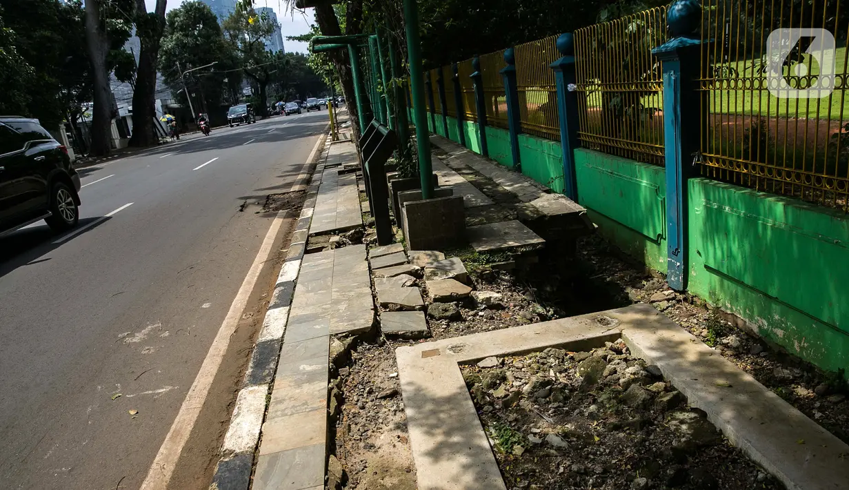 Kondisi trotoar yang rusak di kawasan Blok S, Jakarta, Kamis (4/3/2021). Dinas Bina Marga Provinsi DKI Jakarta akan merevitalisasi trotoar sepanjang 4,6 kilometer di kawasan Kebayoran Baru, Jakarta Selatan. (Liputan6.com/Faizal Fanani)
