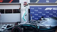 Pembalap Mercedes Lewis Hamilton melakukan selebrasi usai memenangkan F1 GP Rusia di Sochi Autodrom, Sochi, Minggu (29/9/2019). Hamilton mengakhiri rentetan kemenangan Ferrari dalam tiga balapan F1 sebelumnya. (AP Photo/Luca Bruno)