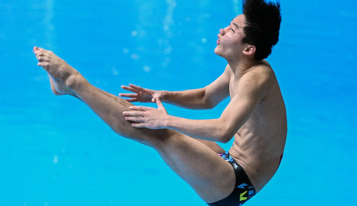 Dinh Anh Tuan dari Vietnam berkompetisi dalam nomor loncat indah springboard 3 meter putra pada Pesta Olahraga Asia Tenggara (SEA Games) ke-32 di Phnom Penh, Kamboja, Selasa (9/5/2023). (Photo by NHAC NGUYEN / AFP)