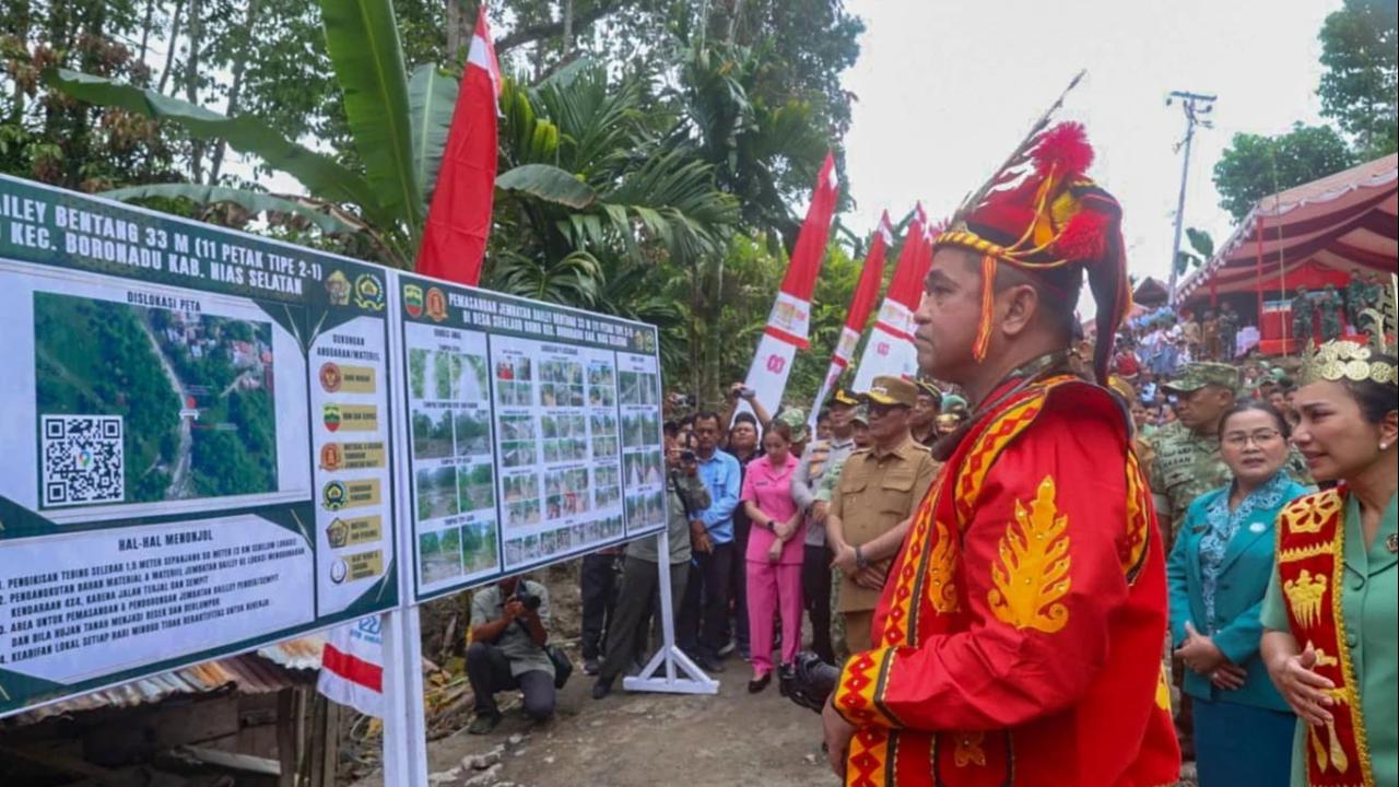 FOTO: Kasad  Maruli Resmikan Jembatan Bailey Penghubung Desa di Nias Selatan