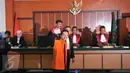 Terdakwa teroris Ahmad junaidi saat jalani sidang di Pengadilan Negeri Jakarta Barat, Selasa (9/2). Terdakwa ini terlibat dengan kegiatan kelompok militan ISIS di Indonesia. (Liputan6.com/Gempur M Surya)