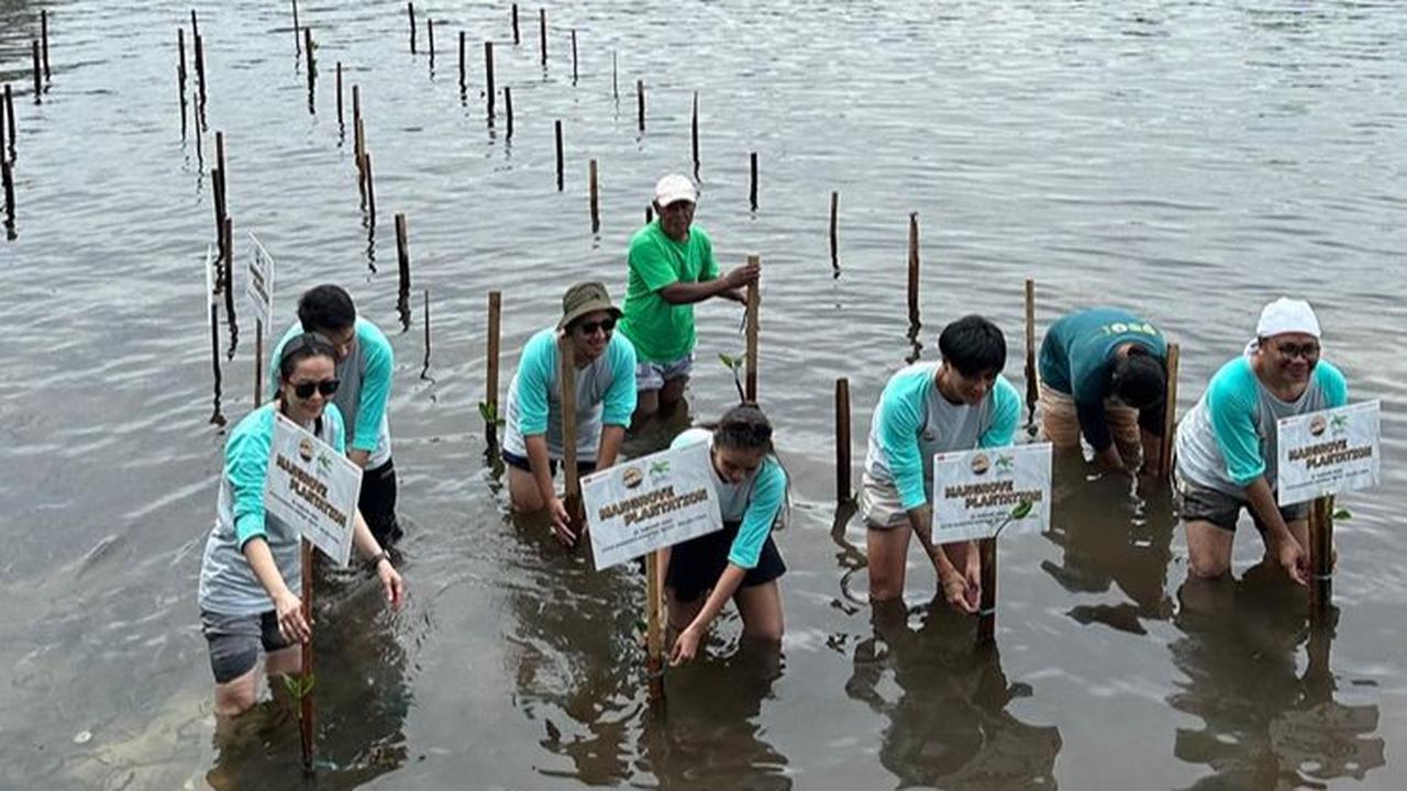 Hutan Mangrove Gurapin memiliki 16 varian pohon bakau. Dari 16 itu, ada 7 merupakan varian asli Gurapin, sisanya varian ikutan namanya.