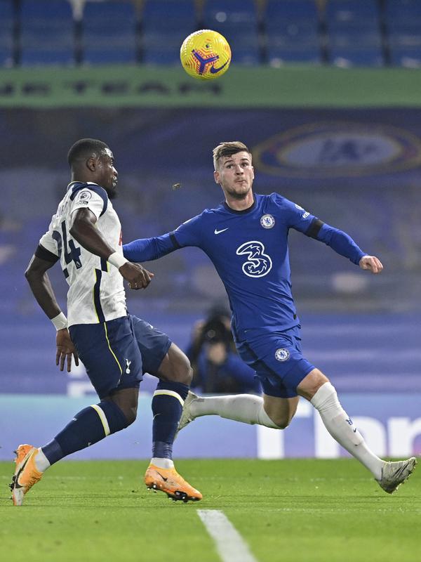 Penyerang Chelsea, Timo Werner berebut bola dengan bek Tottenham Hotspur, Serge Aurier pada pekan ke-10 Liga Inggris 2020/2021 di Stamford Bridge, Minggu (29/11/2020). Derby London antara Tottenham Hotspur kontra Chelsea berakhir imbang tanpa gol. (Justin Tallis/Pool via AP)