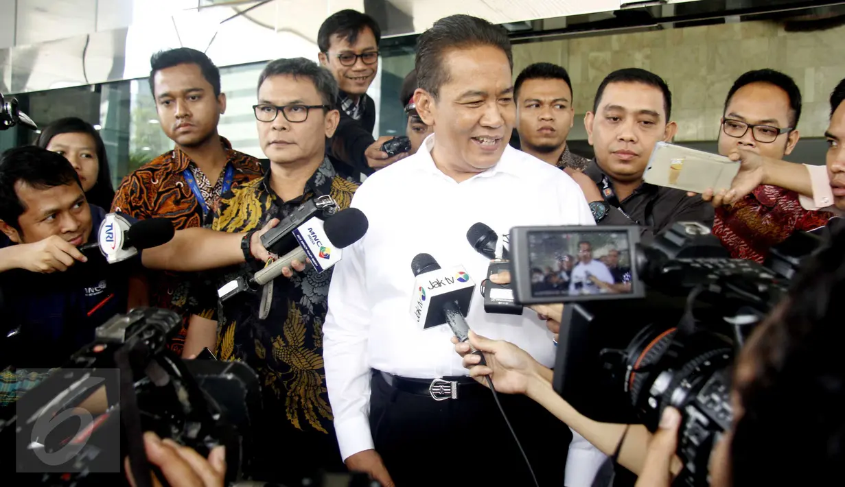 Kabareskrim Mabes Polri Komjen Pol Anang Iskandar (kanan) bersama Plt wakil pimpinan KPK Johan Budi memberikan keterangan kepada wartawan seusai mengadakan pertemuan di Gedung KPK, Jakarta, Jumat (11/9/2015). (Liputan6.com/Helmi Afandi)