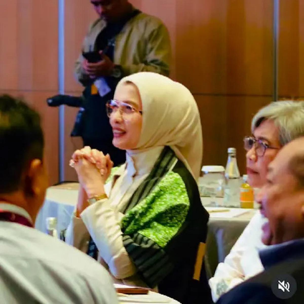 4 Gaya Outer Arzeti Bilbina, Modest Fashion ala Politisi yang Stylish dan Beretika