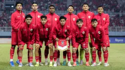 Para pemain starting XI Timnas Indonesia U-19 berfoto bersama jelang dimulainya laga final Piala AFF U-19 2024 menghadapi Thailand U-19 di Stadion Gelora Bung Tomo, Surabaya, Senin (29/7/2024). (Bola.com/Bagaskara Lazuardi)