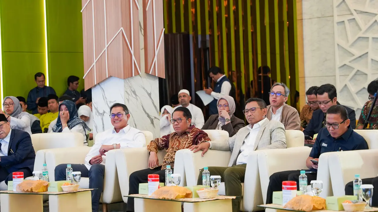 Dirjen Bimas Islam Kementerian Agama Republik Indonesia (Kemenag RI), Prof Kamaruddin Amin menyerahkan surat Keputusan Menteri Agama Republik Indonesia No. 458 Tahun 2024 terkait izin operasional sebagai Lembaga Amil Zakat (LAZ) Skala Nasional kepada Yaya