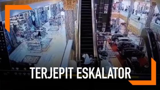VIDEO: Detik-Detik Tangan Seorang Anak Terjepit Eskalator