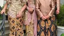 Potret keluarga kecil Krisdayanti yang dibalut busana adat Jawa. Krisdayanti sendiri tampil memesona dibalut kebaya cokelat muda dengan detail bordir bunga-bunga putih dan sentuhan warna pink di ujung-ujung kebaya. Padu padan kain batik kuning dan selendang pink menjadi penyempurna penampilan Krisdayanti di sini. [Foto: Instagram/krisdayantilemos]