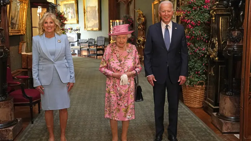 Jill Biden Daur Ulang Penampilan Saat Bertemu Ratu Elizabeth II