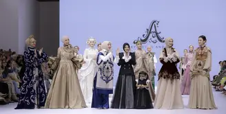 Gelaran Jakarta Fashion Week menghadirkan cerita seru yang tak kuput dari perhatian. Kali ini, penampilan Ameena di atas runway mengundang decak kagum para tamu yang hadir. [Foto: Fimela.dok/ Daniel Kampua]