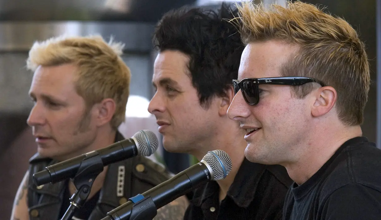 Album berjudul ‘American idiot’ yang merupakan protes terhadap pemerintah hingga ketika Green Day pertama kali memperbolehkan kamera masuk ke studio mereka juga diceritakan di film ini. (Bintang/EPA)