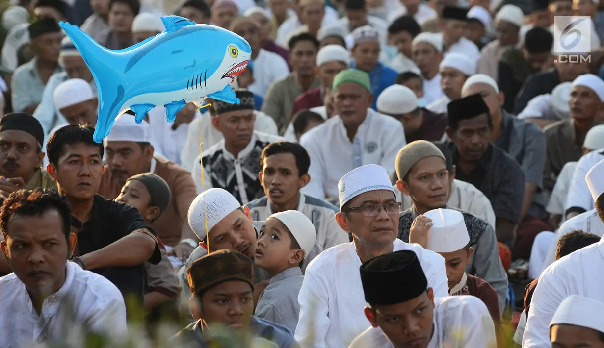 Seorang anak bermain balon jelang pelaksaanaan salat Idul Fitri 1 Syawal 1440 Hijriah di Jatinegara, Jakarta,Rabu (5/6/2019). Pemerintah menetapkan Idul Fitri 1440 Hijriah dirayakan secara nasional pada hari ini. (merdeka.com/Imam Buhori)