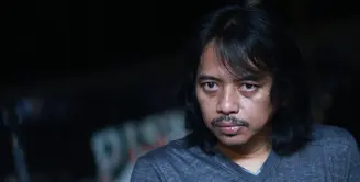 "Yang paling beda kali ini gak ada album baru. Ada alasan beberapa album distem beda," kata Budjana. (Adrian Putra/Bintang.com)