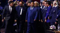 Prabowo yang mengenakan pakaian setelan jas lengkap disambut oleh Surya Paloh dan jajaran kader Partai NasDem. (Liputan6.com/Herman Zakharia)