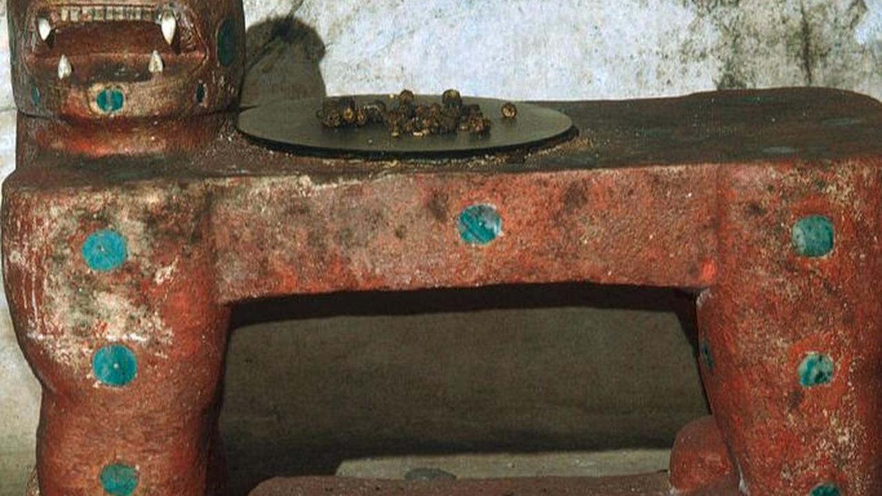 Bangsa Maya sangat menghargai benda yang terbuat dari batu giok. Salah satu contoh yang paling terkenal singgasana jaguar yang ditemukan di piramida El Castil