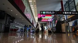Papan tanda Olimpiade dan Paralimpiade Tokyo 2020 ditampilkan di lobi kedatangan internasional di Bandara Narita, Tokyo, Kamis (15/7/2021). Upacara pembukaan Olimpiade Tokyo akan digelar pada 23 Juli 2021 dan berakhir pada 8 Agustus 2021. (AP Photo/Kiichiro Sato)