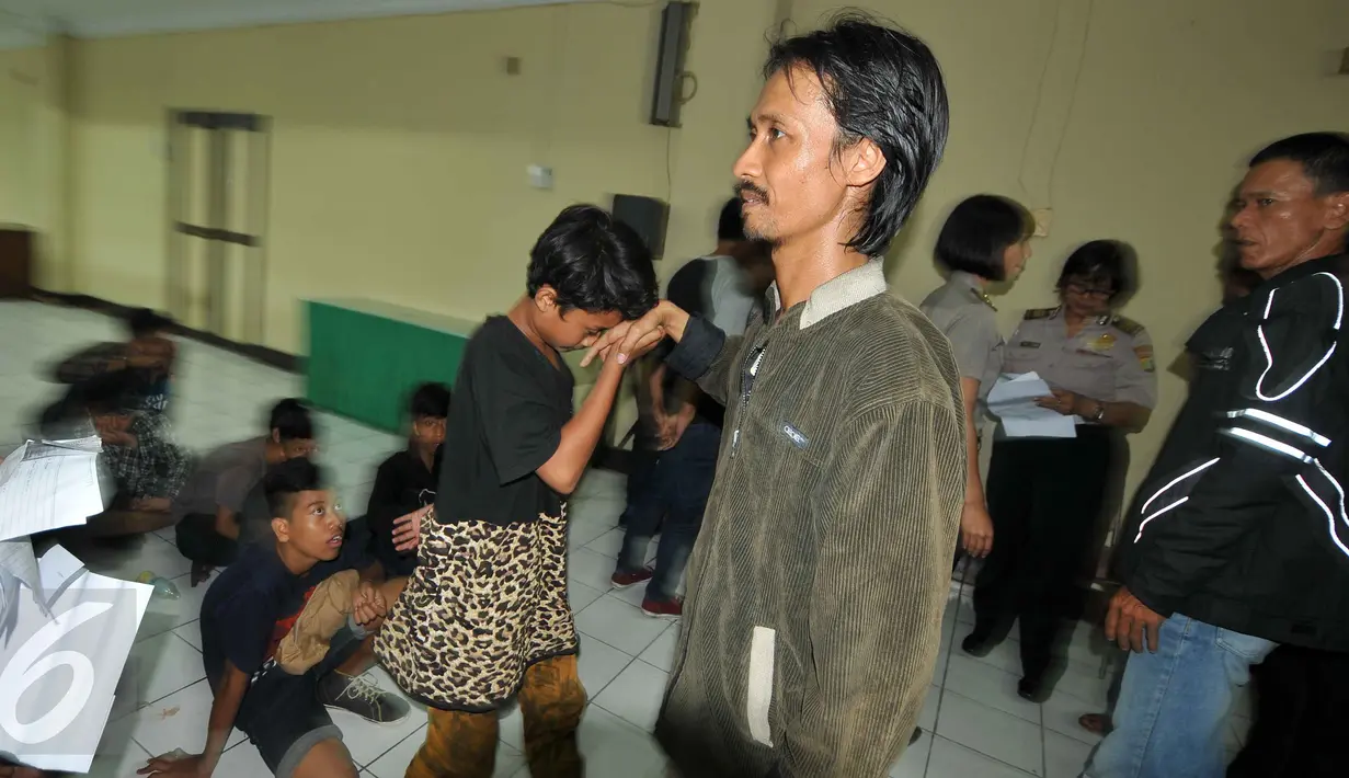 Sejumlah orang tua remaja yang diduga terlibat kerusuhan final Piala Presiden menjemput anaknya di Polres Jakarta Selatan, Jakarta (19/10/2015). (Liputan6.com/Gempur M Surya).