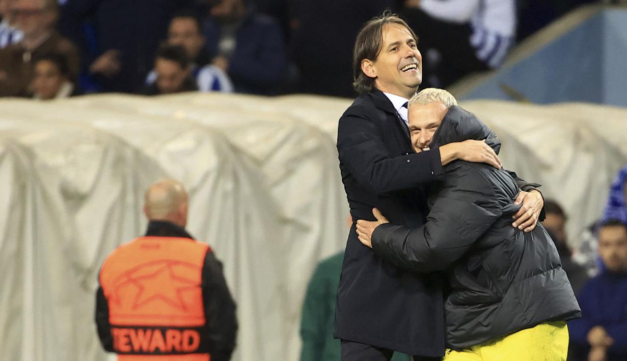 Pelatih Inter Milan, Simone Inzaghi, bersama Federico Dimarco merayakan keberhasilan lolos ke perempat final setelah bermain imbang dengan FC Porto pada leg kedua babak 16 besar Liga Champions di Estadio Do Dragao, Rabu (15/03/2023). (AP Photo/Luis Vieira)