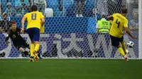 Bek Swedia Andreas Granqvist (kanan) mengeksekusi penalti pada laga Grup F Piala Dunia 2018 melawan Korea Selatan di Nizhny Novgorod, Senin (18/6/2018).  (AFP/Johannes Eisele).