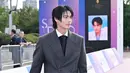 Selanjutnya, terlihat juga aktor Thailand Win Metawin yang tampil maskulin dengan setelan jas warna keabuannya. [@jjtywinstar].