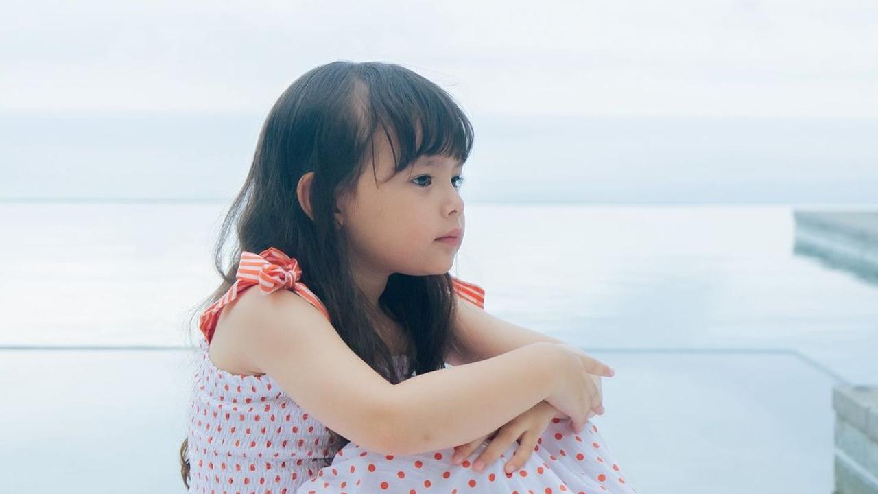 Potret Gemas dan Lucunya Chloe, Anak Asmirandah yang Sudah Pintar Pose
