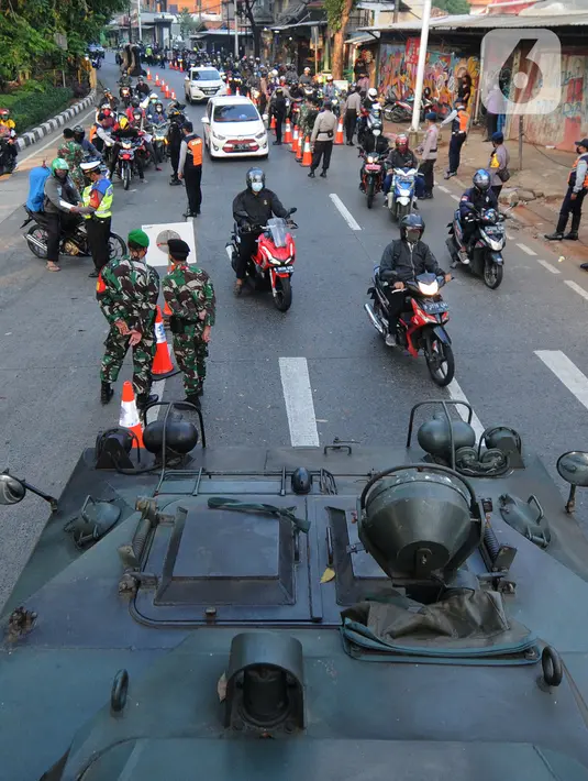 Suasana kanalisasi pos penyekatan PPKM Darurat di Jalan Raya Lenteng Agung, Jakarta, kamis (8/7/2021). Kanalisai bagi pekerja esensial dan kritikal tesebut mengurangi kemacetan arus lalu lintas dalam mengurangi mobilitas warga di masa PPKM Darurat. (merdeka.com/Arie Basuki)