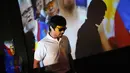 Petinju Filipina, Manny Pacquiao, saat tiba di ruang konferensi pers jelang laga melawan Chris Algieri di Shanghai, Tiongkok, (26/8/2014). (REUTERS/Carlos Barria)