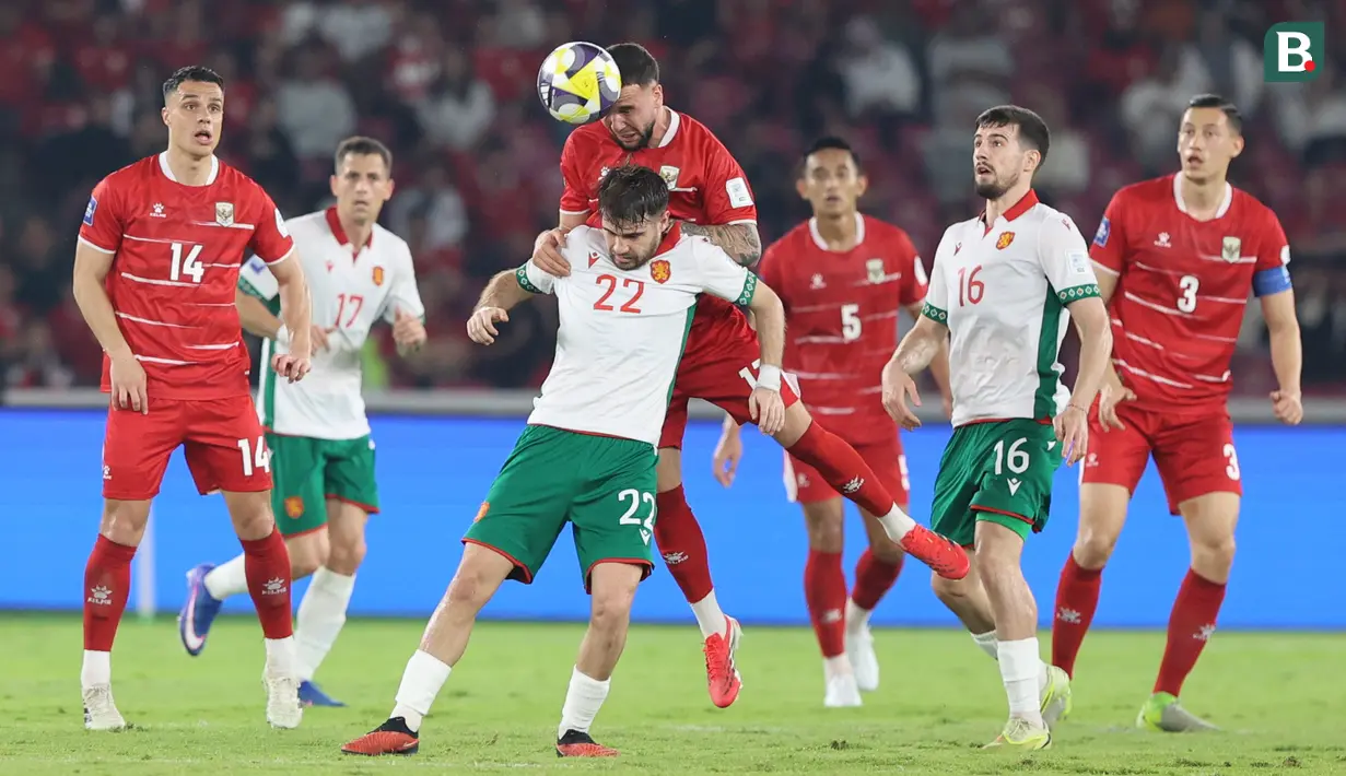 Pemain Timnas Indonesia, Calvin Verdonk berduel udara dengan pemain Bulgaria, Christian Stoyanov dalam laga final FIFA Series 2026 di Stadion Utama Gelora Bung Karno (SUGK), Senayan, Jakarta, Senin (30/03/2026). (Bola.com/M Iqbal Ichsan)