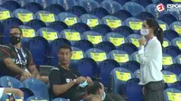 Cristiano Ronaldo tampak canggung saat ditegur petugas wanita di Stadion Do Dragao karena tidak pakai masker saat menonton Portugal vs Kroasia (twitter)