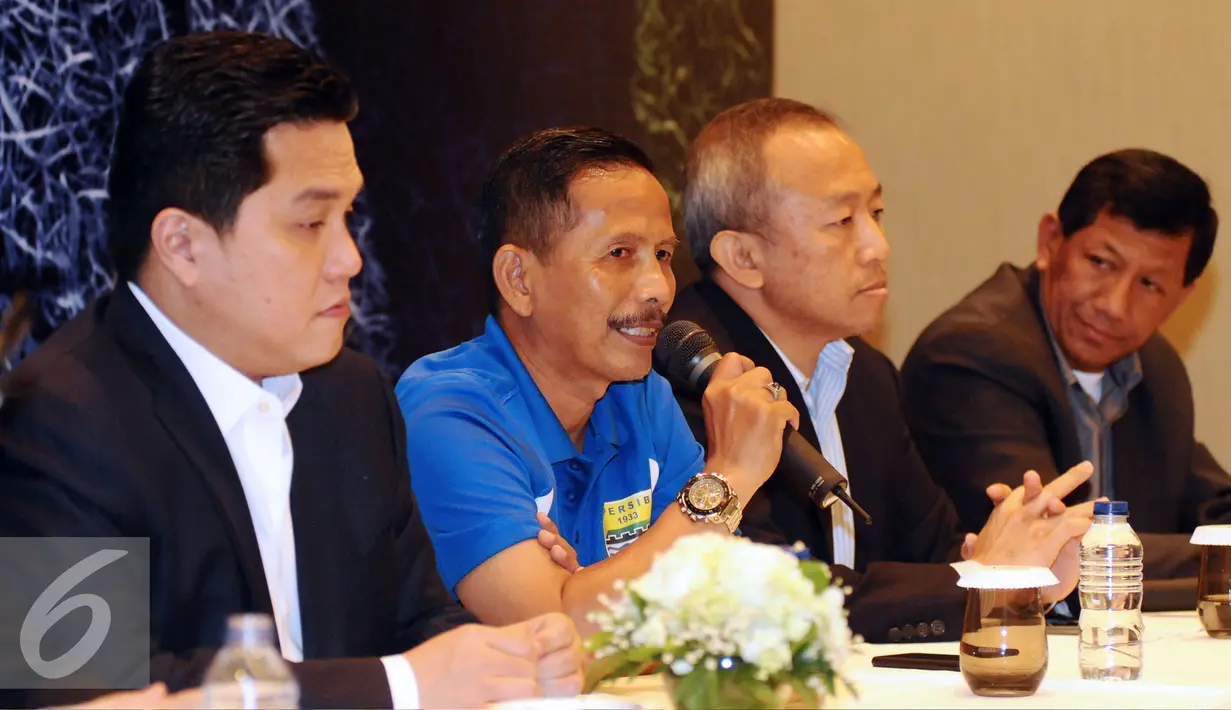 Pelatih Persib, Djadjang Nurdjaman (kedua kiri) memberikan keterangan seputar program pembinaan pelatih dan pemain di Italia, Jakarta, Rabu (13/1/2016). Djadjang serta tiga pemain muda Persib mengikuti program tersebut. (Liputan6.com/Helmi Fithriansyah)