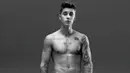 Masih di tahun 2014, ini potret Justin Bieber saat jadi model iklan Calvin Klein. (Positive Celebrity Gossip)