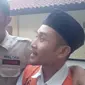 Dodi, salah satu terdakwa video syur Vina Garut memberikan penjelasan kepada wartawan selepas sidang perdana di Pengadilan Negeri Garut, Jawa Barat (Liputan6.com/Jayadi Supriadin)