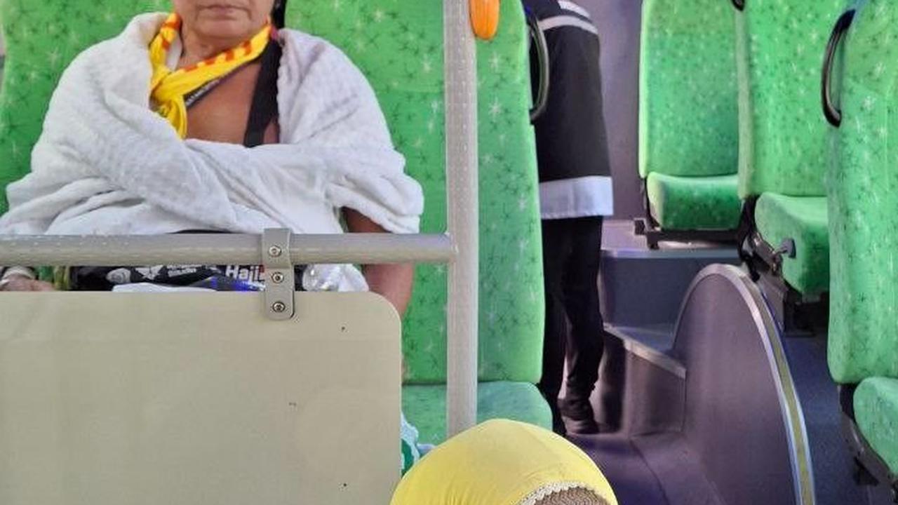 Suasana dalam bus shalawat yang sudah dirancang khusus untuk pengguna kursi roda dan lansia. Foto: Media Center Haji 2024 / Faiz Nashrillah