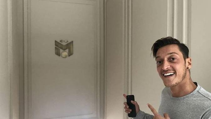Pintu di rumah Mesut Ozil. (Instagram/Mesut Ozil)