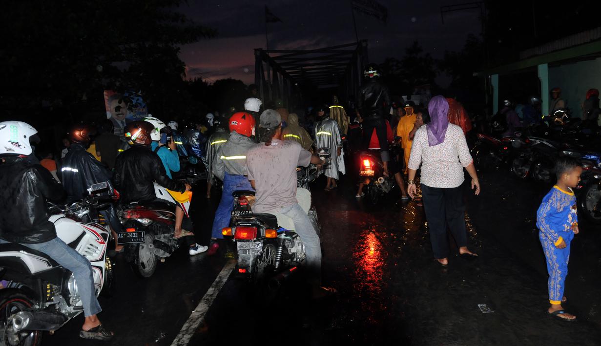 Jembatan Kucang Kediri terpaksa ditutup sementara karena adanya banjir lahar dingin Gunung Kelud dan lalu lintas dari Kandangan ke Damar Wulan Kediri untuk sementara dialihkan (Liputan6.com/Helmi Fithriansyah).