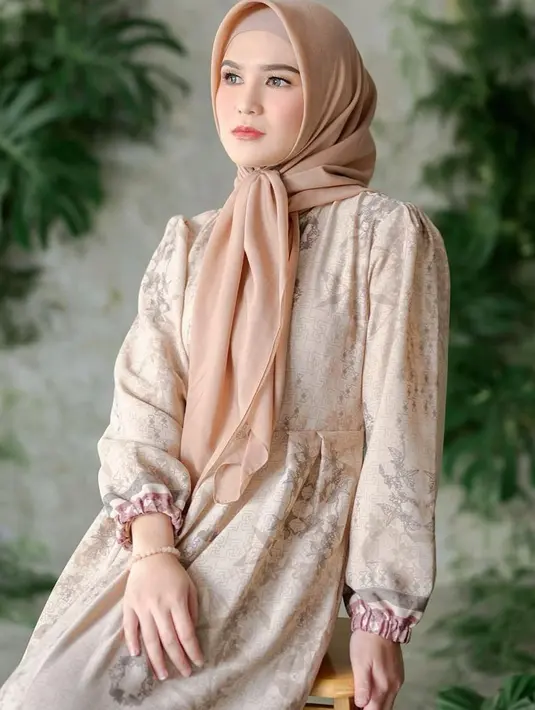 Bahkan ada netizen yang sempat dibuat pangling dengan penampilan berhijab dara berusia 26 tahun ini. Masayu Clara pun tampak menjalani pemotretan dalam balutan hijab, tampil anggun.
(Liputan6.com/IG/@masayuclara)