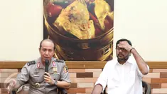 Kadiv Humas Polri Irjen Pol Boy Rafli Amar memberi keterangan bersama Koordinator Kontras Haris Azhar, Jakarta, Rabu (10/8). Boy mengatakan penyelidikan dugaan pencemaran nama baik terhadap Haris Azhar dihentikan sementara (Liputan6.com/Immanuel Antonius)